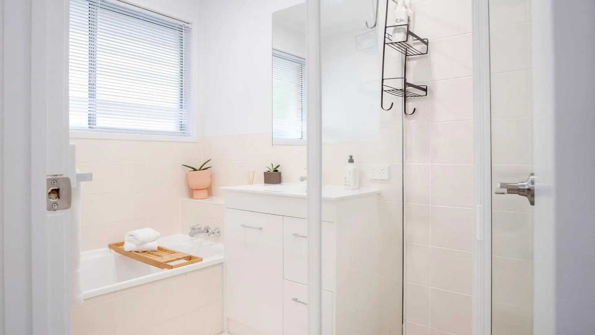 קלונדרה Pet Friendly Battery Hill Home Away From Home 0*,  אוסטרליה